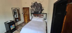 Giường trong phòng chung tại Larry's Lodge