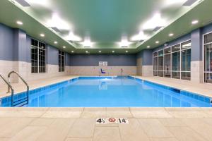 Swimmingpoolen hos eller tæt på Holiday Inn Express & Suites - Sturbridge by IHG