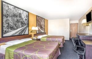 um quarto de hotel com duas camas e uma escrivaninha em Super 8 by Wyndham Mesa Gilbert em Mesa mais 9 fotografias