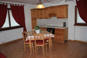 Kuchyňa alebo kuchynka v ubytovaní Chalet Alberti
