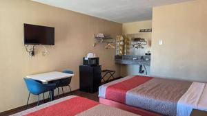 En eller flere senge i et værelse på Motel 6-Blythe, CA - South