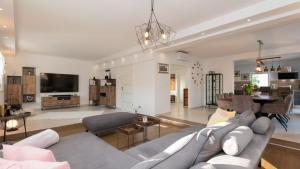 ein Wohnzimmer mit Couch und ein Esszimmer in der Unterkunft Villa Anteo-Split by Villas Guide in Košute