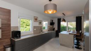 eine Küche mit Spüle und Arbeitsplatte in der Unterkunft Villa Anteo-Split by Villas Guide in Košute