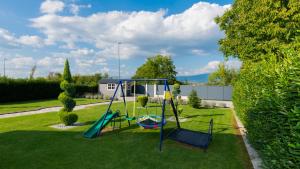 einen Hof mit einer Schaukel im Gras in der Unterkunft Villa Anteo-Split by Villas Guide in Košute