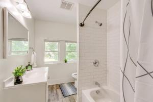 Phòng tắm tại Quiet & Spacious Home Near Downtown +16 ảnh