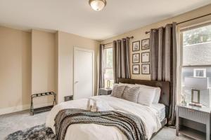 Giường trong phòng chung tại Quiet & Spacious Home Near Downtown