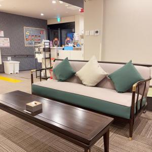 een bank in een winkel met een salontafel bij 大同ガーデンホテル京都 in Kyoto +39 foto's
