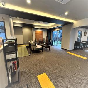 een lege lobby met tafels en stoelen in een gebouw bij 大同ガーデンホテル京都 in Kyoto