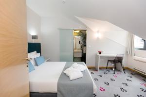 una camera d'albergo con un letto e una scrivania di Sintra Bliss Hotel a Sintra