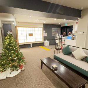 een kerstboom in het midden van een woonkamer bij 大同ガーデンホテル京都 in Kyoto