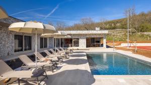 Swimmingpoolen hos eller tæt på Villa Fantazija - Split by Villas Guide