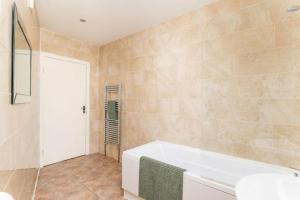 Et badeværelse på Leeds Beautiful Home - Parking - Yorksha Property + 33 billeder