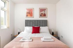 En eller flere senge i et værelse på Leeds Beautiful Home - Parking - Yorksha Property