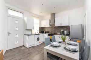 Køkken eller tekøkken på Leeds Beautiful Home - Parking - Yorksha Property