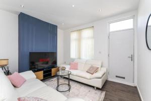 Et tv og/eller underholdning på Leeds Beautiful Home - Parking - Yorksha Property