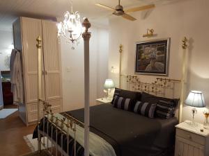 Art Gallery Guest House客房内的一张或多张床位