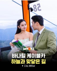 een filmposter van een bruidspaar in een trein bij MOONLIGHT Hotel & Suites - The Best City View, Dragon Bridge view in Da Nang +34 foto's