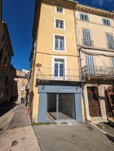 Το κτήριο όπου στεγάζεται  το διαμέρισμα