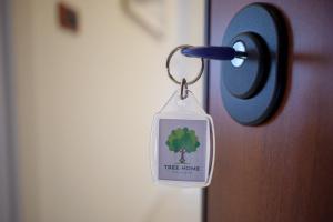 Salerno Airport - Aeroporto di SalernoTree home的门上挂着一个树屋吊牌的钥匙链