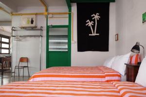 een slaapkamer met een bed en een groene deur bij The Urbanists BKK Entire Floor 4-6 people 4Beds 4Baths near Medpark Hospital , Queen Sirikit Convention hall , Benjakitti Park in Bangkok