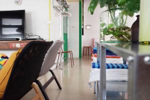 een kamer met een tafel en stoelen en een glazen tafel bij The Urbanists BKK Entire Floor 4-6 people 4Beds 4Baths near Medpark Hospital , Queen Sirikit Convention hall , Benjakitti Park in Bangkok