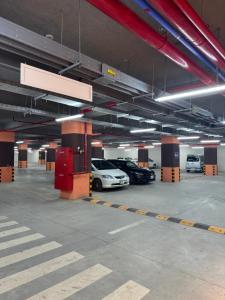 een parkeergarage met meerdere auto's erin geparkeerd bij Executive 2BHK in Zeta Mall in Islamabad
