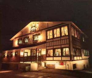 een groot gebouw met 's nachts verlichting bij 雪场缆车站旁-START HOUSE PIAA-Ski IN Ski OUT in Minami Uonuma