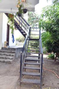una rampa di scale che porta a una casa di Samarth Villa a Akalkot