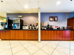 Příslušenství pro přípravu čaje a kávy v ubytování Microtel Inn & Suites by Wyndham Palm Coast I-95