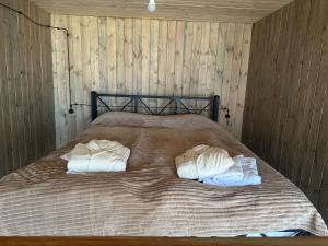 une chambre avec un lit avec deux serviettes dessus dans l'établissement Dream wood house, à Dilidjan