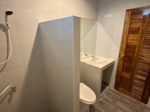 une salle de bains blanche avec toilettes et lavabo dans l'établissement Hill View Home 3, à Ko Pha Ngan 11 autres photos