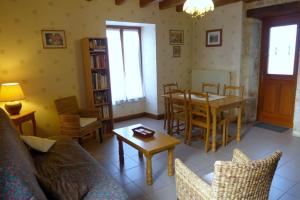 een woonkamer met een tafel en een eetkamer bij Grain d'orge in Aubepierre-sur-Aube