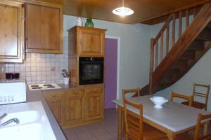 een keuken met een wastafel en een tafel met een fornuis bij Grain d'orge in Aubepierre-sur-Aube +2 foto's