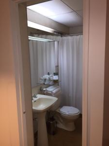 A bathroom at Hotel Acacias de Vitacura