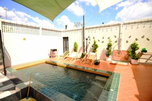 een huis met een zwembad op een terras bij Baan Rot Fai Krabi Platform 2 in Ao Nam Mao