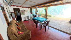 een woonkamer met een bank en een tafel bij Little House Inn Anuradhapura in Anuradhapura