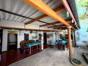een woonkamer met een tafel en stoelen bij Little House Inn Anuradhapura in Anuradhapura
