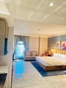 En eller flere senge i et værelse på The Convention Center & Royal Suites Hotel + 58 billeder