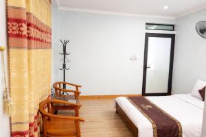 a bedroom with a bed and a chair in it at Ciao Homestay in Dồng Văn