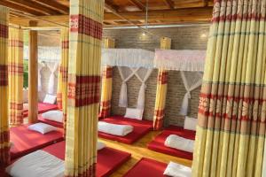 En eller flere senge i et værelse på Ciao Homestay