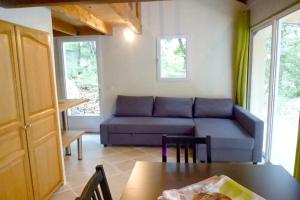 un salon avec un canapé et une table dans l'établissement Maison confortable à Velleron de 50 m² avec piscine, à Velleron