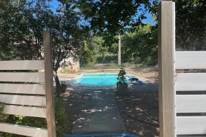 une clôture à côté d'une piscine dans une cour dans l'établissement Maison confortable à Velleron de 50 m² avec piscine, à Velleron 11 autres photos