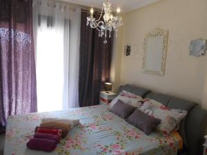 een slaapkamer met een groot bed met kussens erop bij Jardinas de les Marinas in Denia