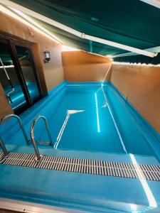 Swimmingpoolen hos eller tæt på The Convention Center & Royal Suites Hotel