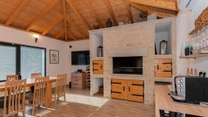 een keuken en eetkamer met een tafel en stoelen bij Villa FourM - Makarska by Villas Guide in Novak