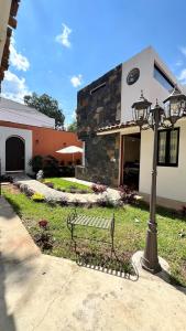 a bench and a street light in front of a house at Casa Margarita in Pátzcuaro
