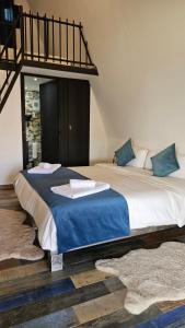 een slaapkamer met een groot bed met blauwe lakens bij L'oasis de paix in Aït Amara +49 foto's