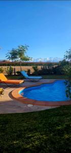 een kleine plas water in een tuin bij L'oasis de paix in Aït Amara