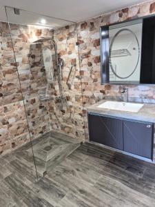 een badkamer met een douche en een wastafel bij L'oasis de paix in Aït Amara