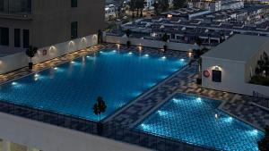 een zwembad op de top van een gebouw 's nachts bij Asteria Melaka by Attic Suite in Melaka